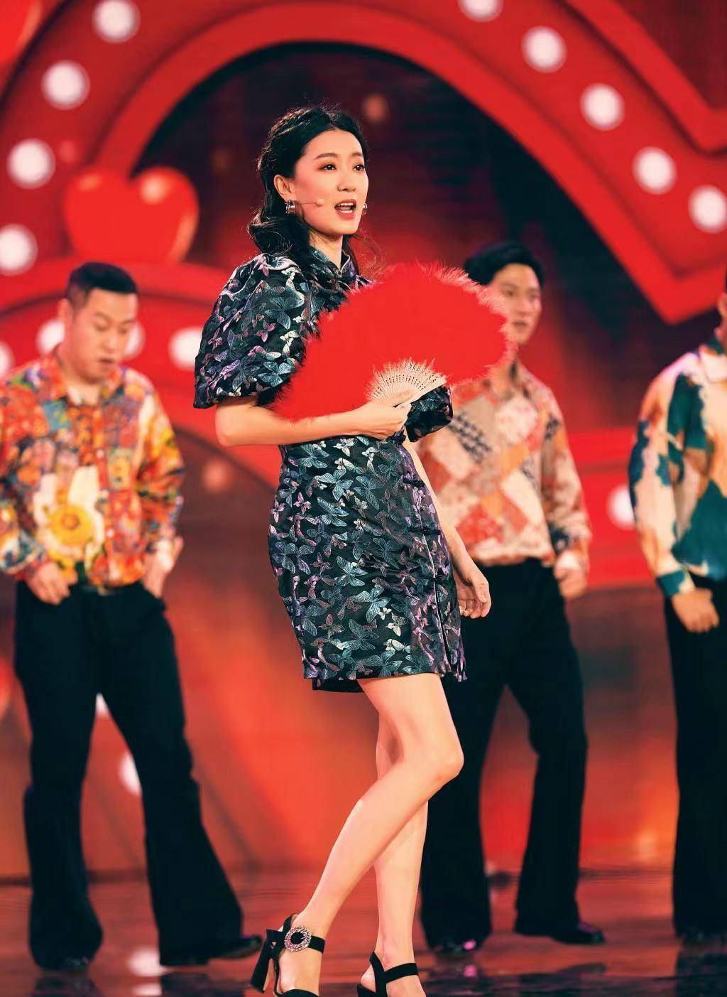 撞衫张小斐,却穿出别样的美,美得诱人_旗袍_改良版_少女