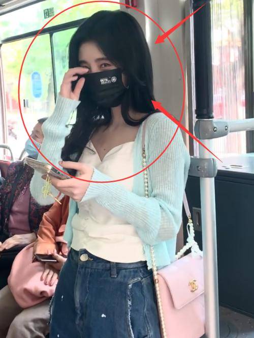 鞠婧祎坐公交被偶遇,路人视角下,这腰围我没眼花吧?_女明星_显得_漂亮