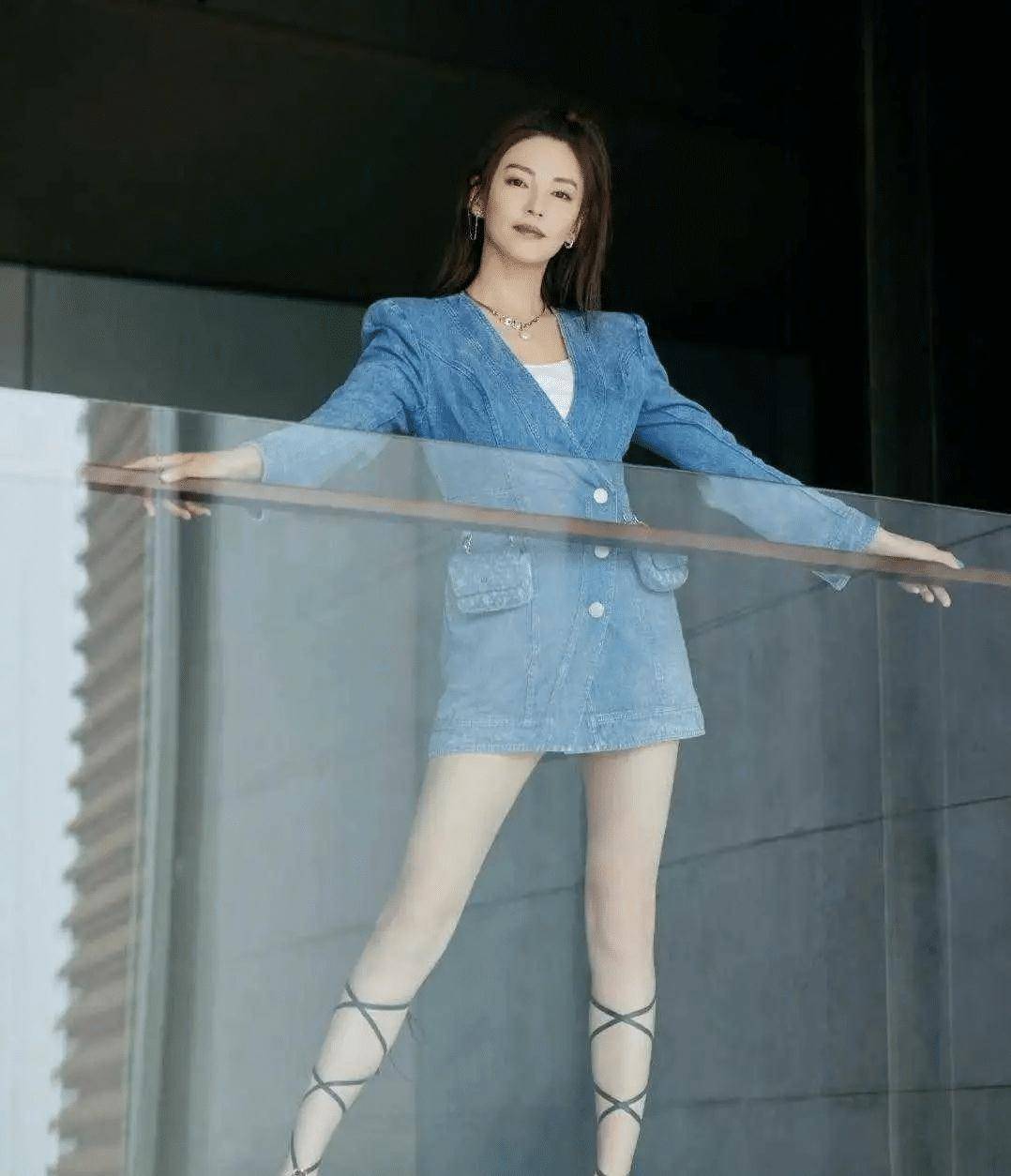 董璇又现教科书穿搭牛仔裙英伦鞋白袜子洋气又减龄