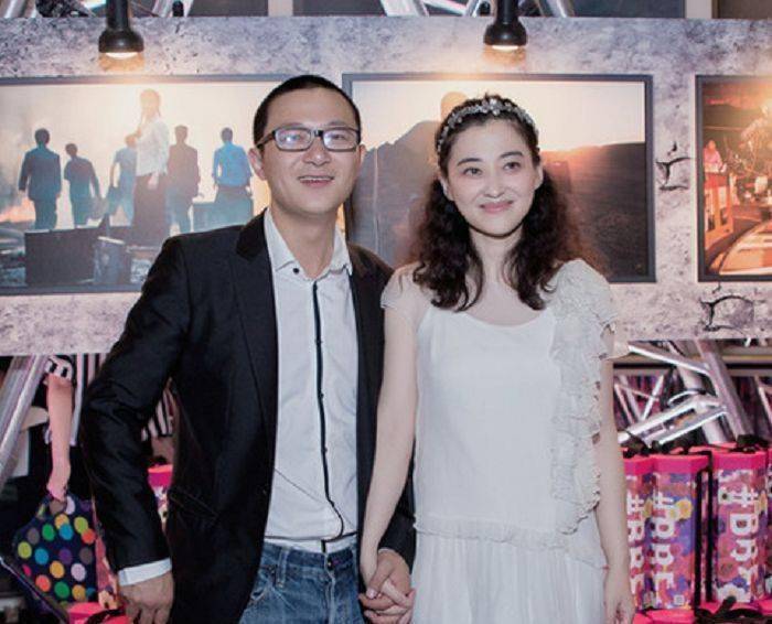 初恋嫁导演7年无1子,2婚连生2娃,今被老公宠成公主!_梅婷_明星_孩子