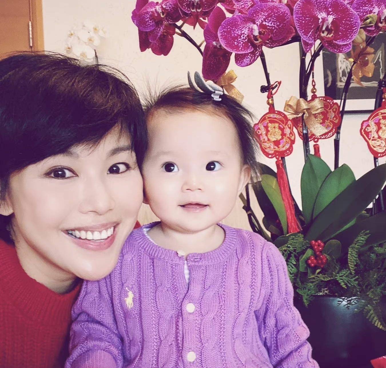 香港知名女歌手何嘉莉自曝光一家五口陆续确诊,被大女儿传染_疫情