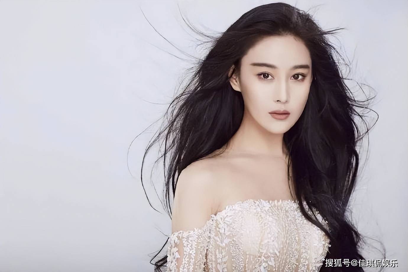 张馨予何捷庆祝结婚四周年,夫妻俩十指紧扣,拿口红涂爱心表白