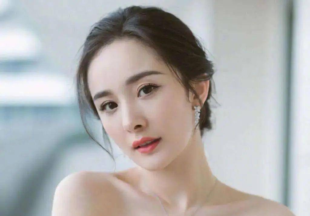 杨幂脸色一僵,陈数脸色一僵,这些明星表面上"移脸"成功,其实后遗症很