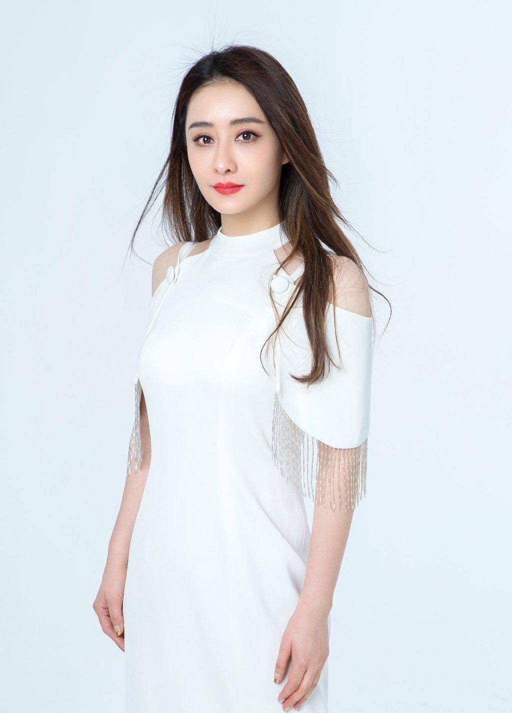 陈德容有种少女清纯范,披肩长发穿一身白,看不出来是奔五的人_女性