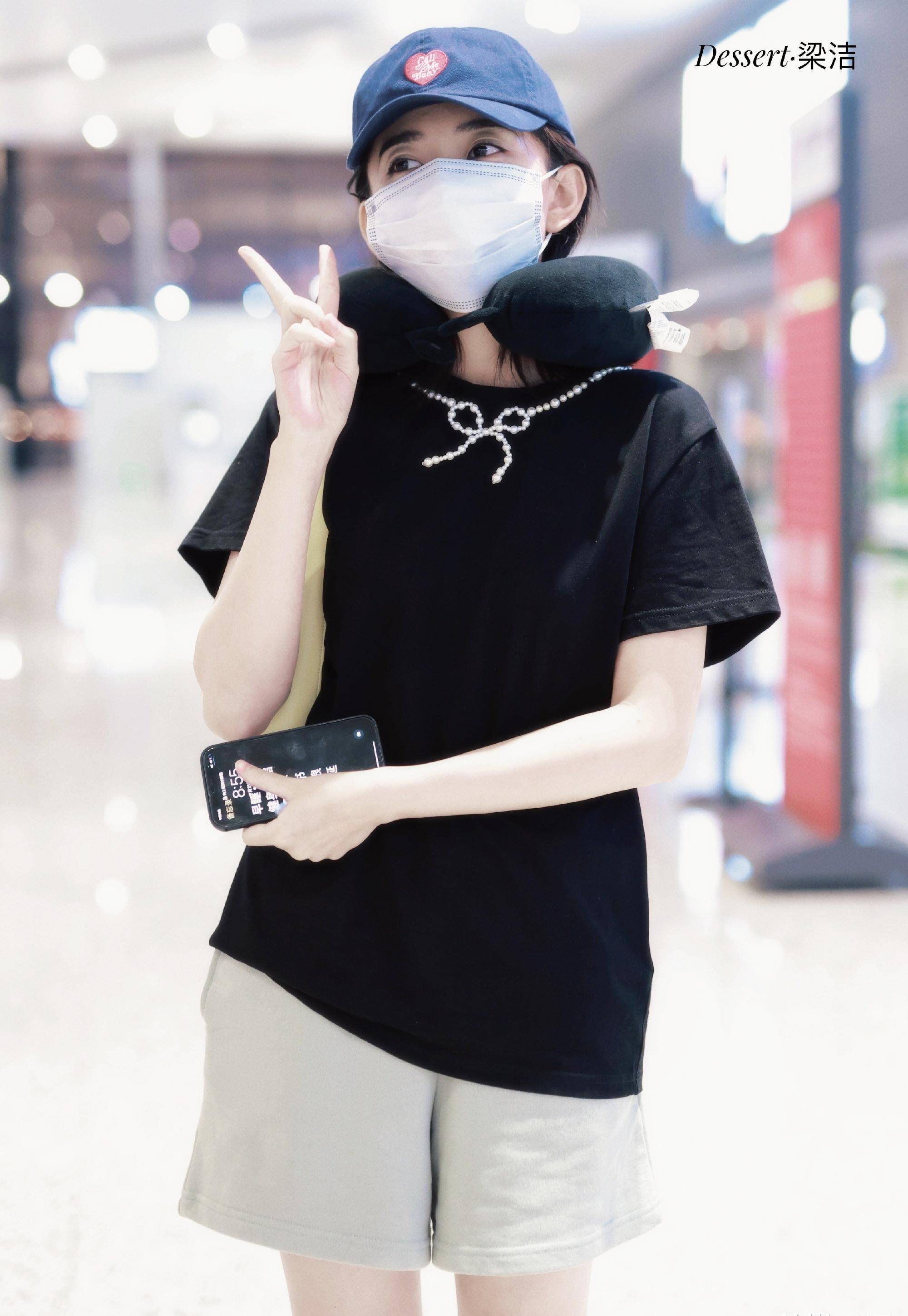 梁洁今日机场街拍穿搭,蝴蝶结t恤是亮点75_穆勒_黑色_协作
