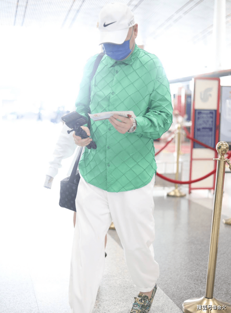 56岁郭冬临近况变身潮男！穿绿色衬衫打扮清新，背万元包包好阔气