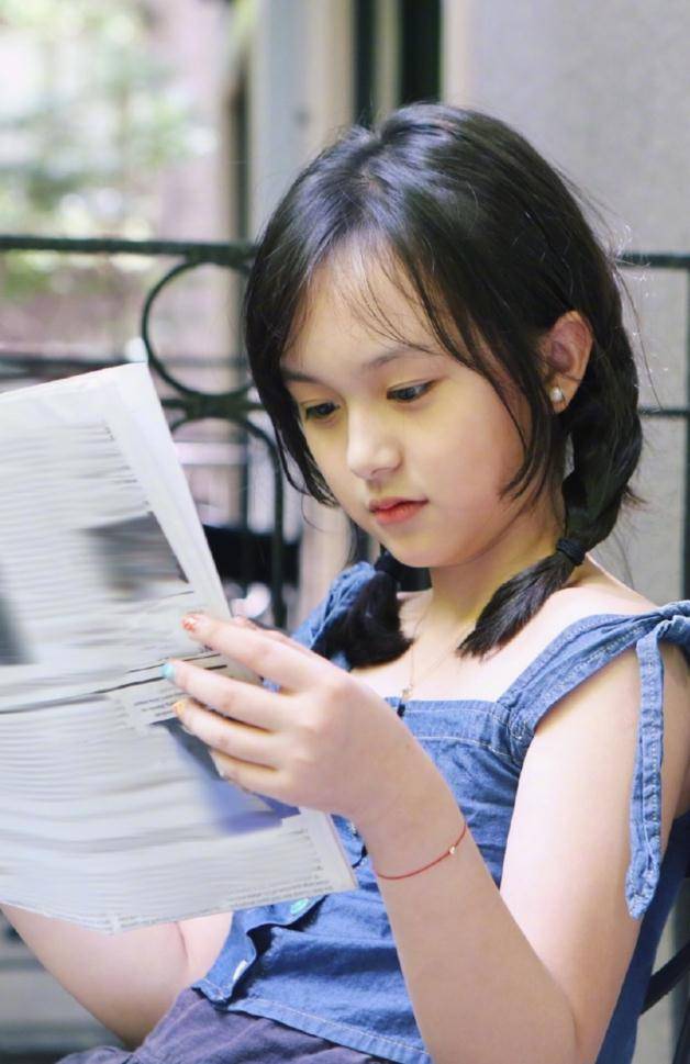 原创还记得最美童星小芈月吗如今10岁就穿炫腹装服了这勇气