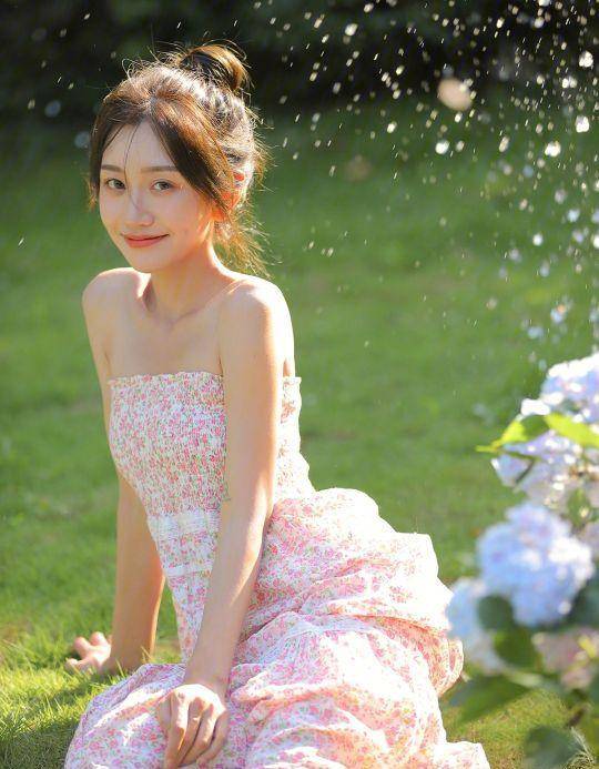 同样是可爱风少女,谭松韵与博主穿搭大不同,一个浪漫一个淑女