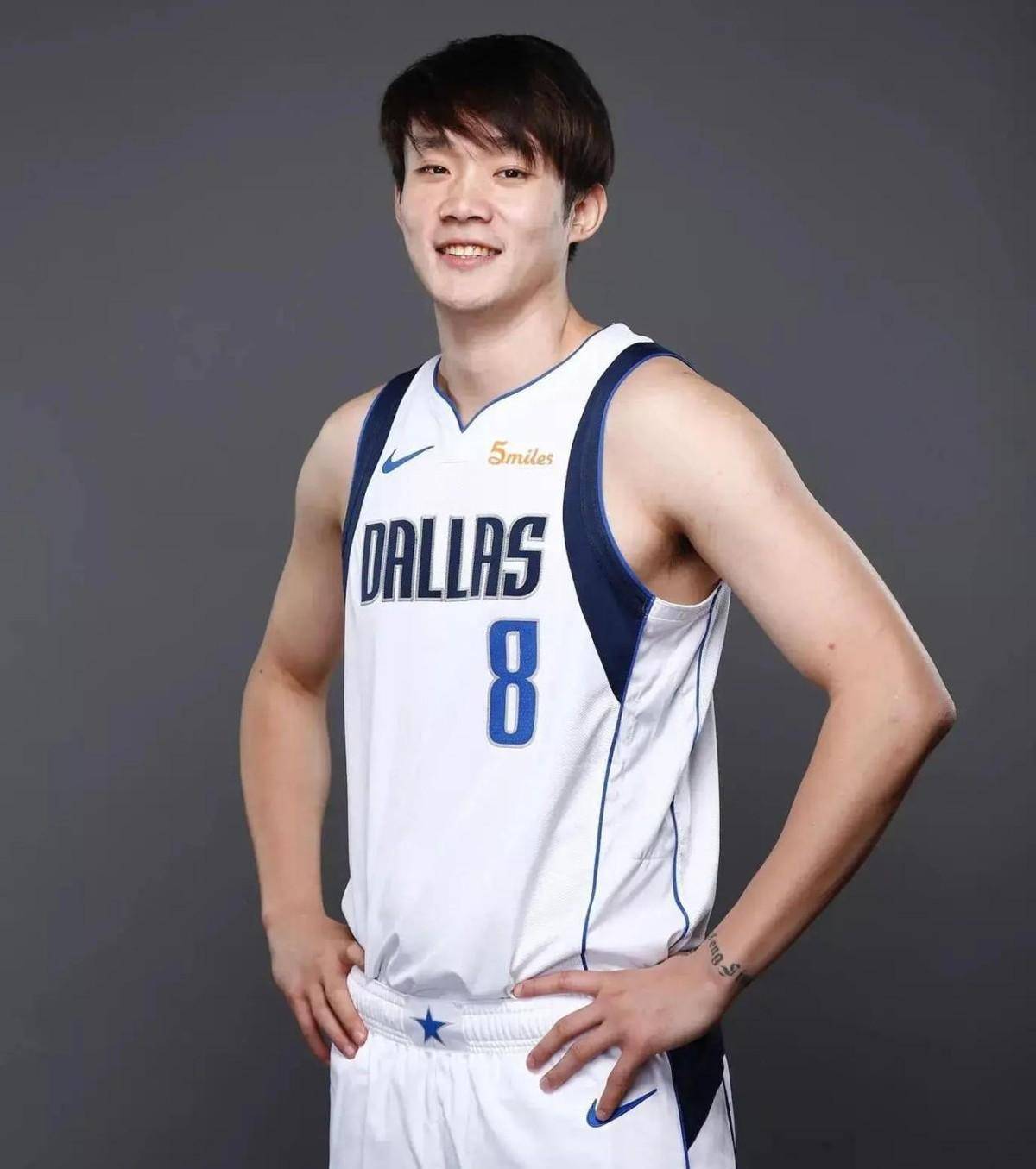 年薪只有30万!丁彦雨航加盟上海与国王联手,球迷:不如打野球_比赛_山