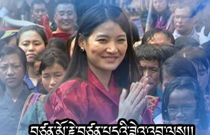 不丹王后一笑倾城，刚入宫才是颜值巅峰，浅浅笑容融化珠峰冰雪