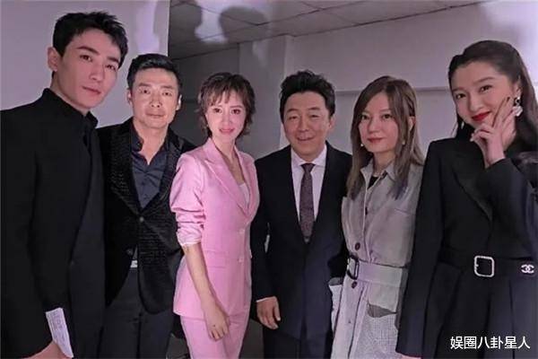当她和同学同框后,才明白演员脸的底气_夏梦_妹妹_明星