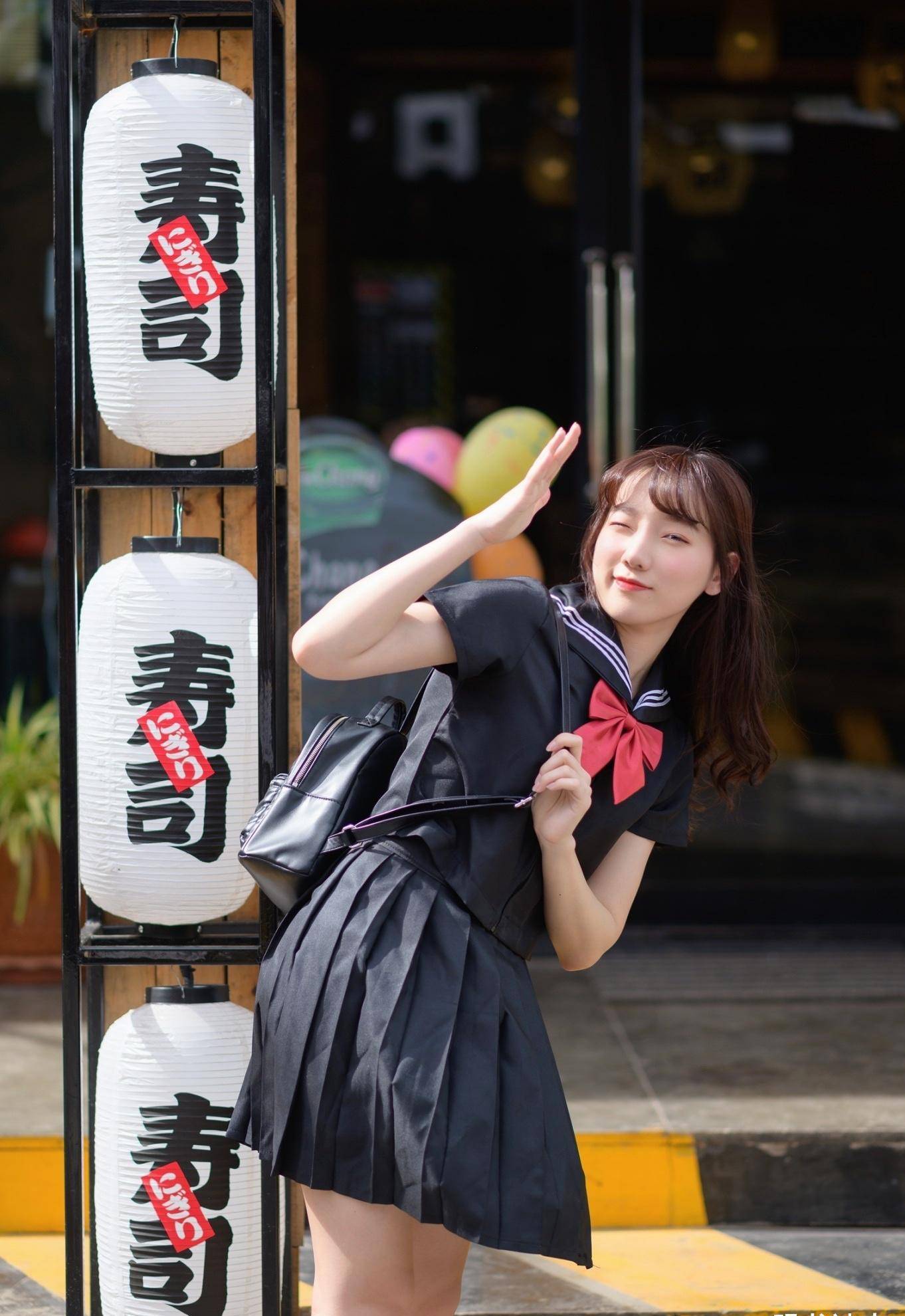 穿黑色水手服的美少女模样清纯可人表情俏皮可爱