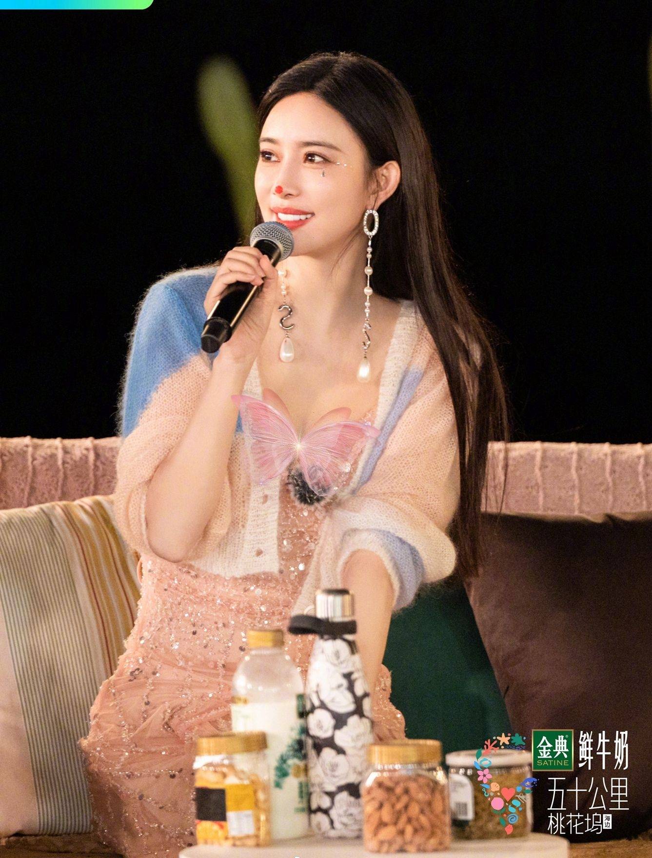 孟子义长发飘飘粉色亮闪连衣裙性感写真