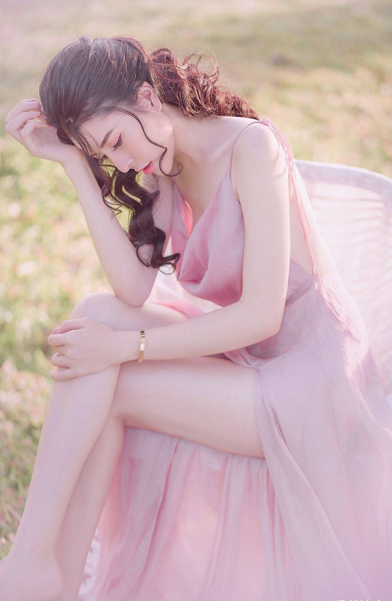 穿露背长裙的美女模特,拍出来的照片不仅时尚,而且画面唯美动人_魅力