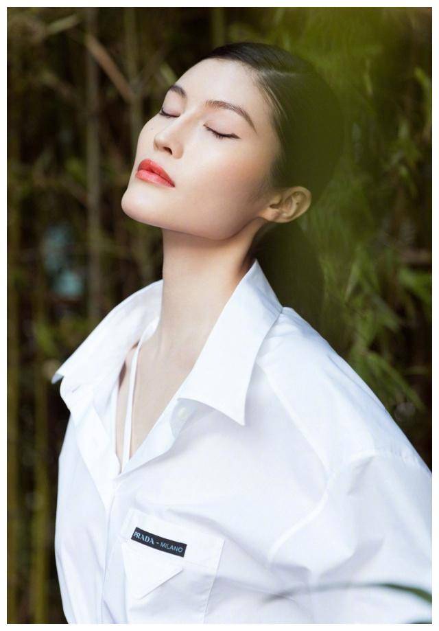 何穗又换风格,白衬衣 百褶裙穿出少女气质,30岁美成"学生妹"_伊萨克