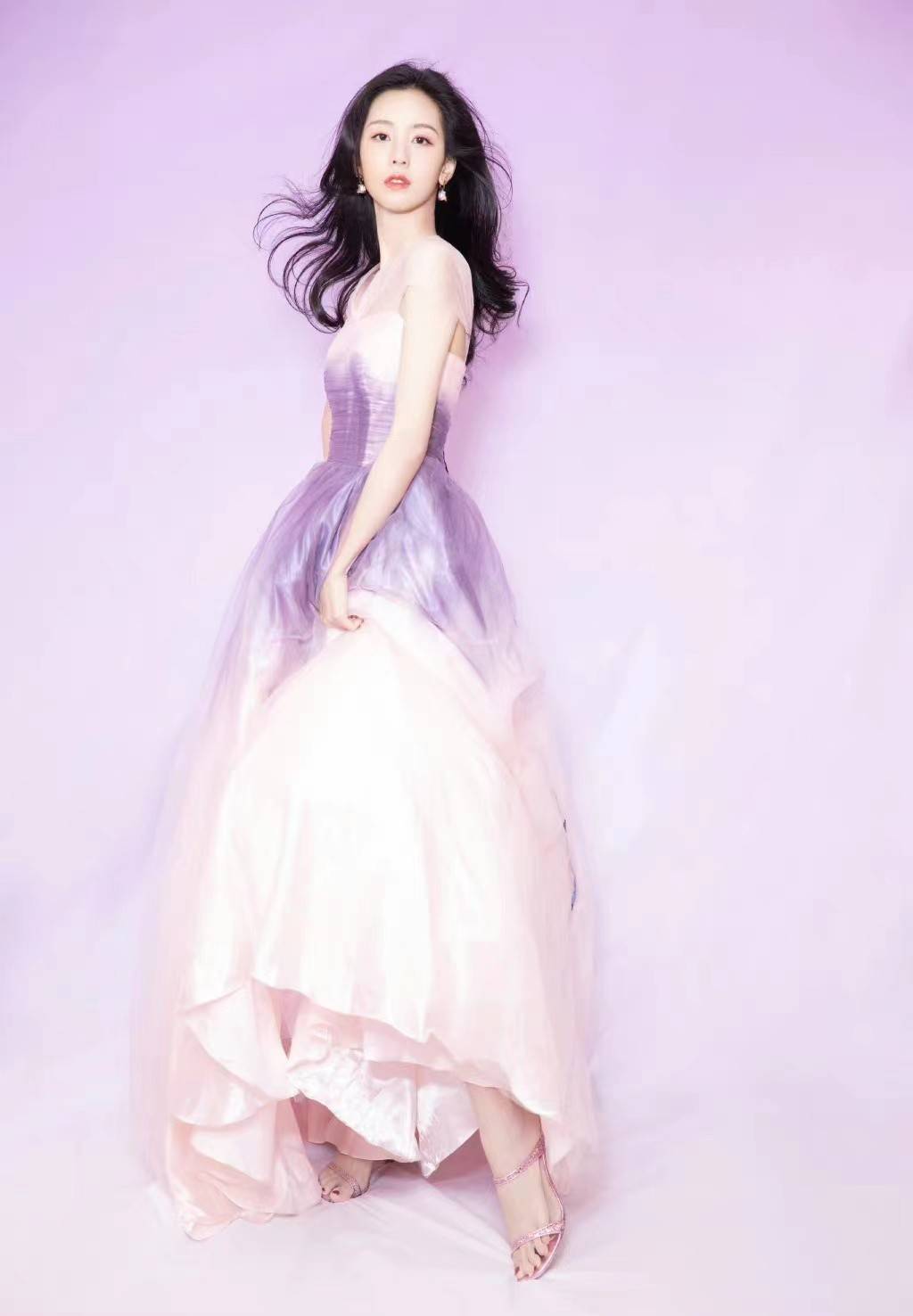 陈都灵好适合大波浪,紫色唯美礼服裙甜美温柔,不愧是南航校花_裙摆_的