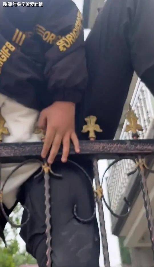 原创
“3岁儿子洗完澡时,拿出尺子量起了…爸爸差点吓坏了!”