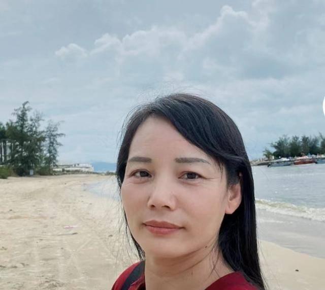 另外,我50岁的妈妈自己拍了一张特写自拍.这也是中年男性的通病.