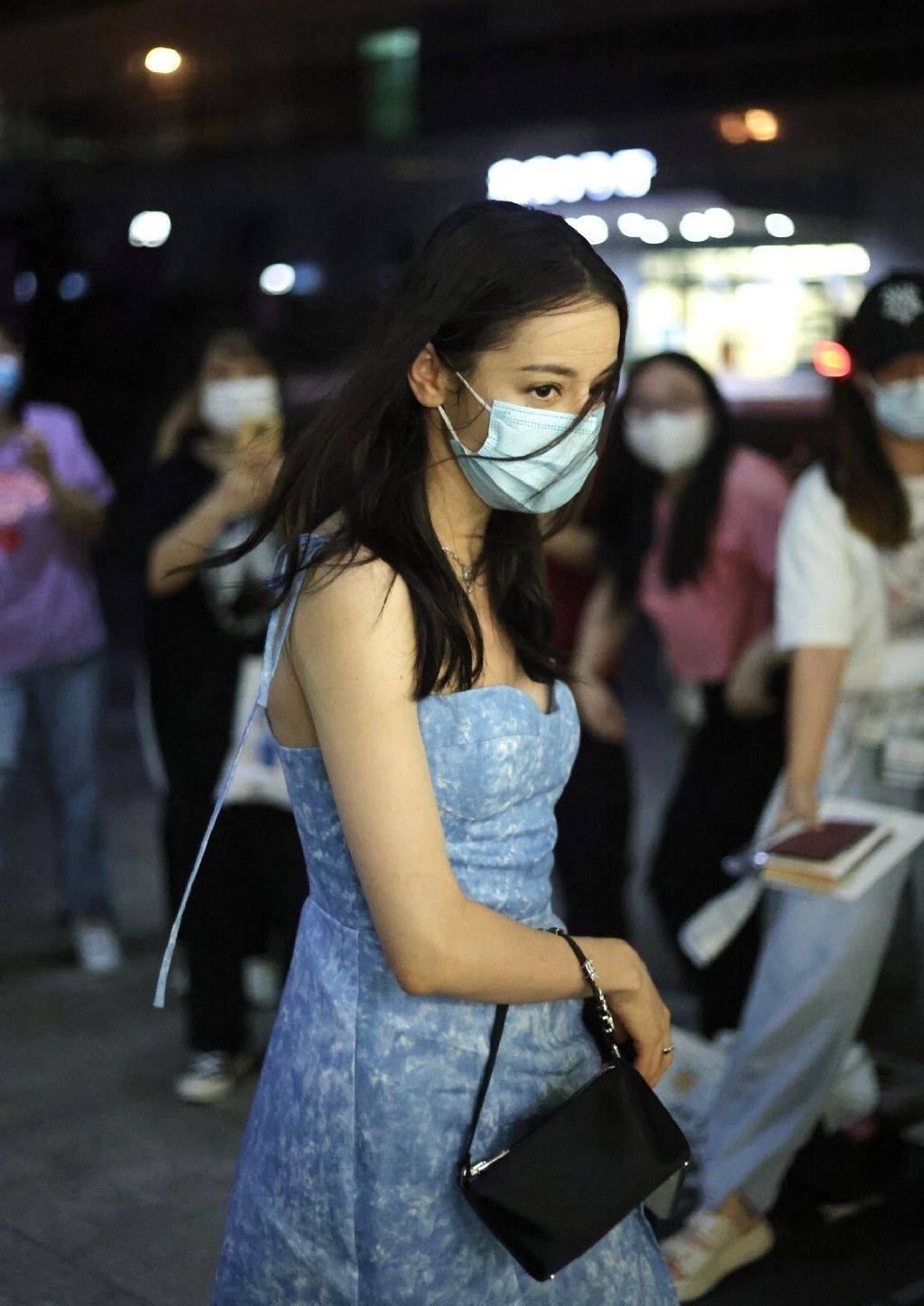 原创迪丽热巴现身机场赶行程重回清甜夏日风回眸一眼梦回高雯