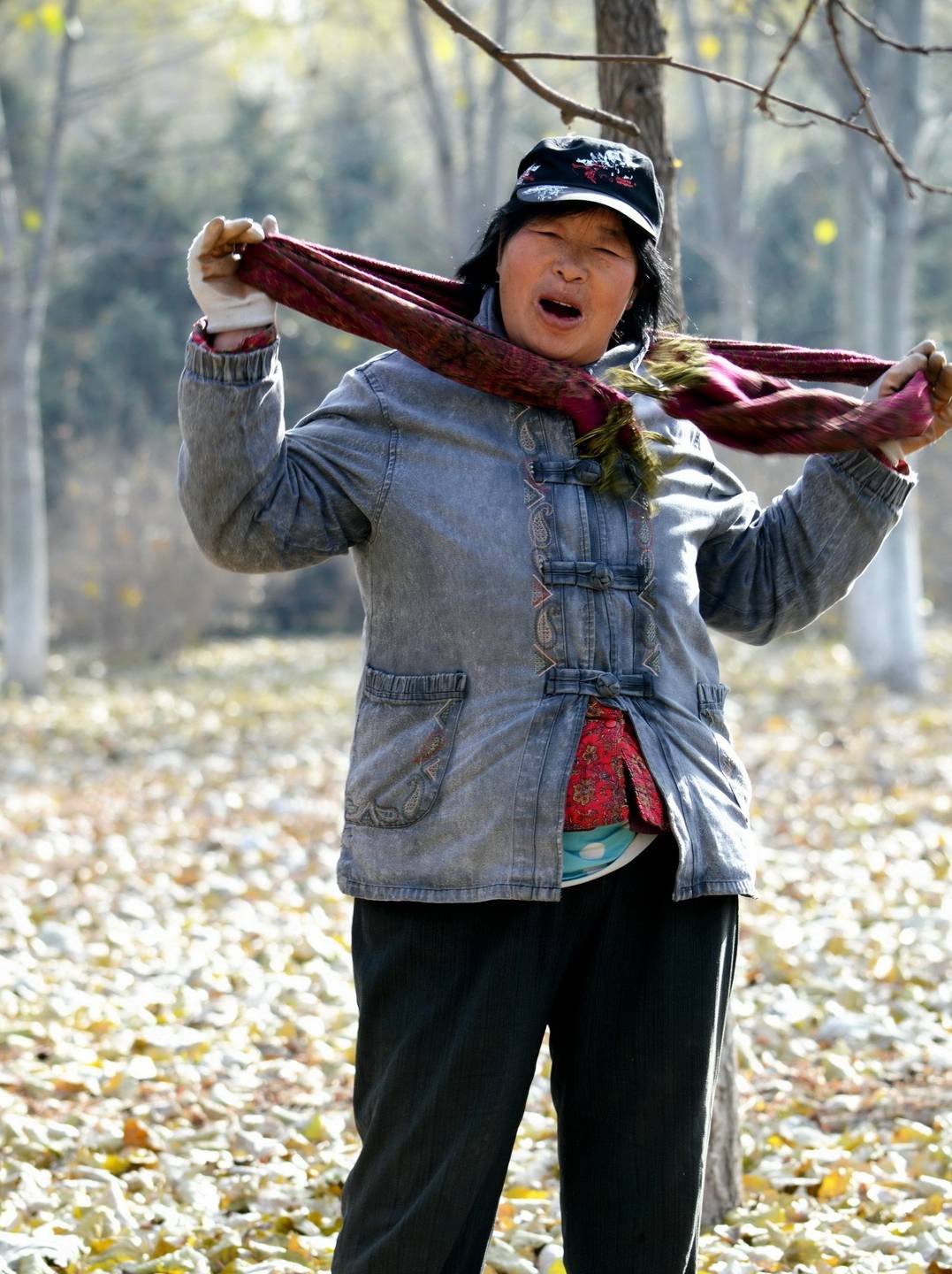 在北京扫树叶的大妈得知小孙子马上就要看到她的照片激动不已
