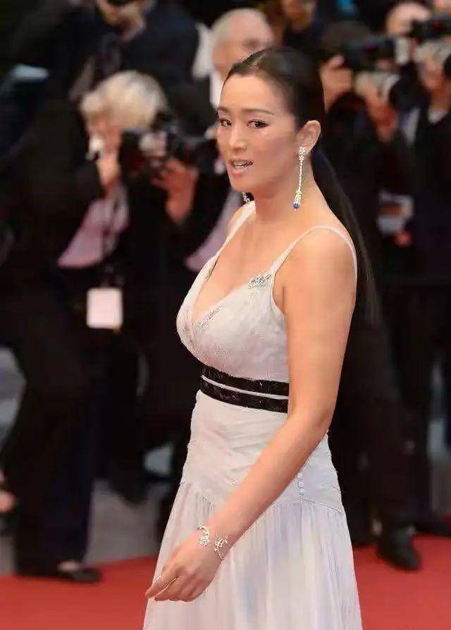 原创巩俐近60岁了身材还这么时尚穿白色时尚裙挡不住诱惑