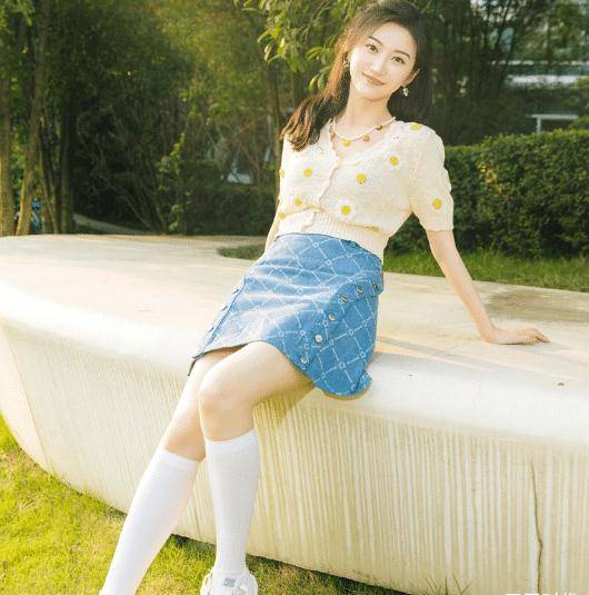 "富贵花"也有软萌一面,景甜穿短裙配白袜,甜美气息似学院少女_造型