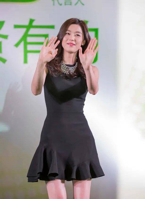 38岁全智贤穿贴身裙,还扎丸子头装天真,脸却是胖成饼了啊!