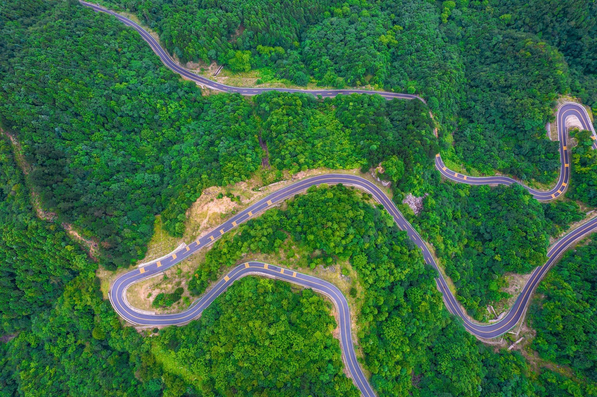 安徽六安红岭公路马鬃岭段,从高空俯瞰,公路百转千回,如入仙境_雾霭