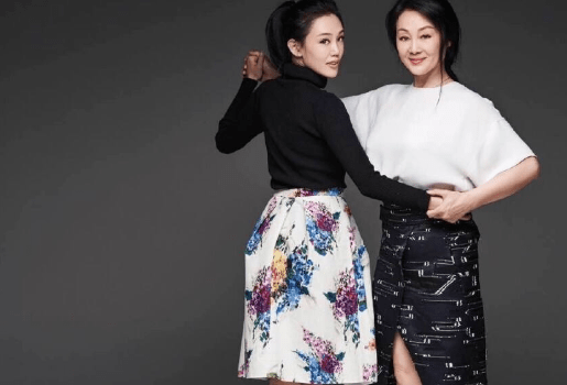 原创58岁王姬全家照老公富有女儿漂亮27岁儿子是她的痛智商仅5岁