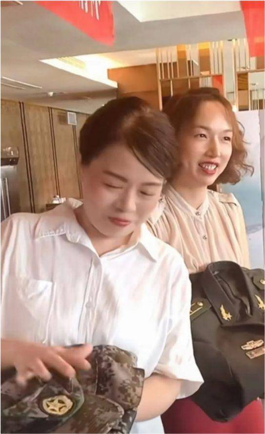 来说,许敏的老对头杜新枝一家,却并没有那么幸运,除了模糊的军装照片