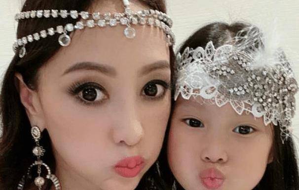 40多岁的关颖简直是人生赢家,三个孩子的她,依旧拥有魔鬼身材_明星