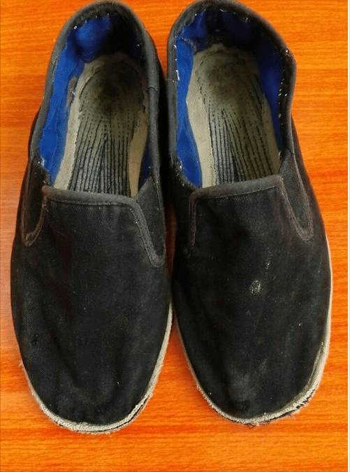 一家老小的穿的都是这样的布鞋,一针一线都是妈妈亲手缝制出来的,看到