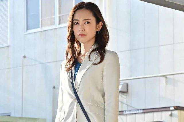 演员分别是假面骑士ghost中的深海花音以及假面骑士build中的泷川纱羽