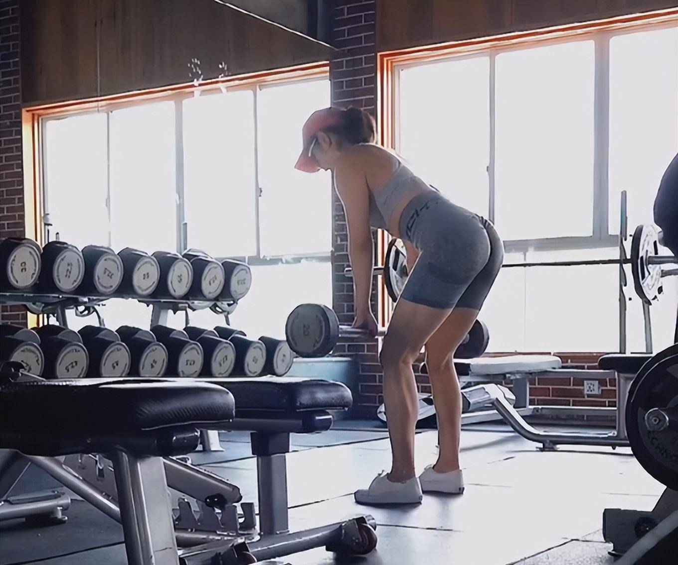 34岁赵奕欢健身房撸铁穿背心大秀完美身材举80斤杠铃太轻松