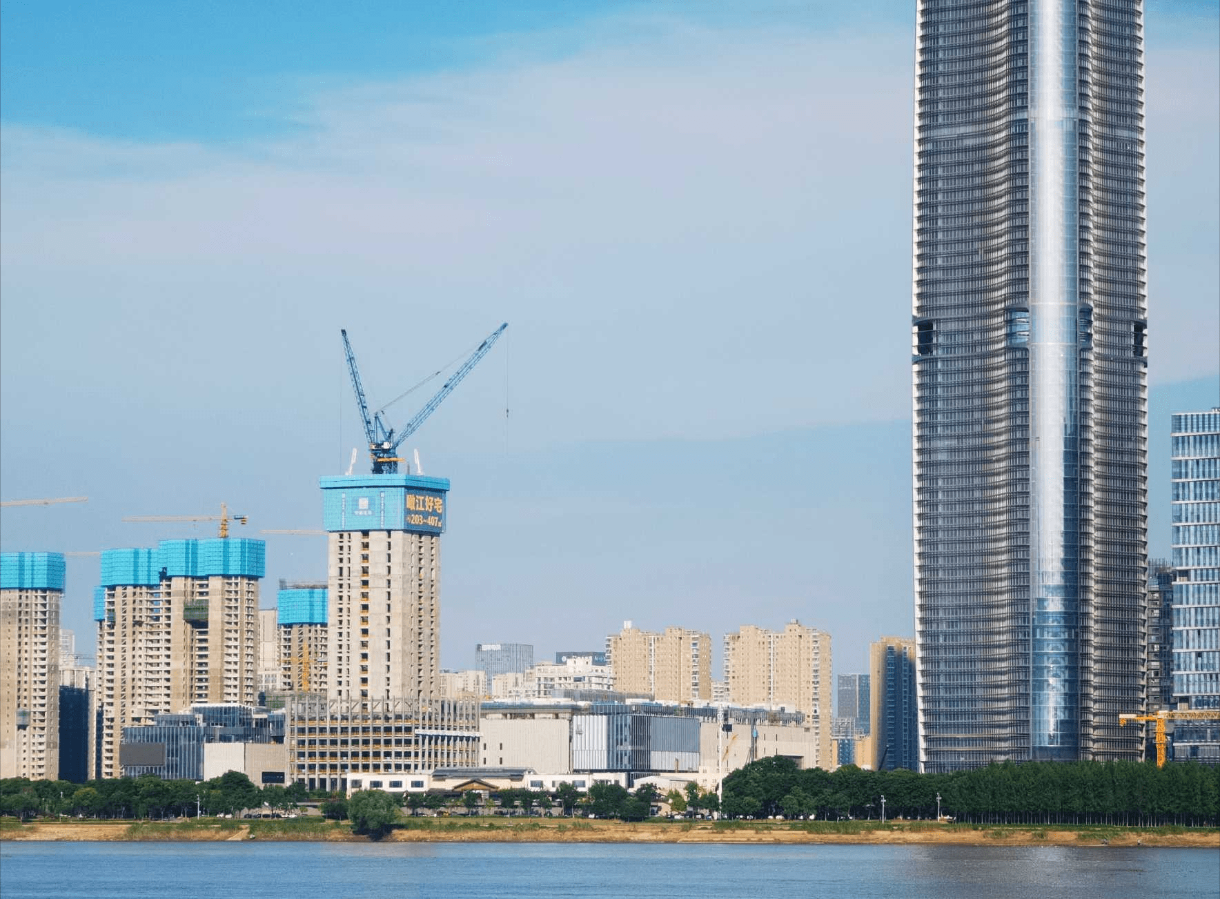 武汉在建的400米级超级摩天楼——长江中心,核心筒高度超过120米