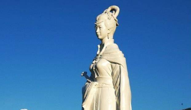 这么一位美人儿,却被迫嫁去了乌孙,还嫁了祖孙二人,25岁就香消玉殒了