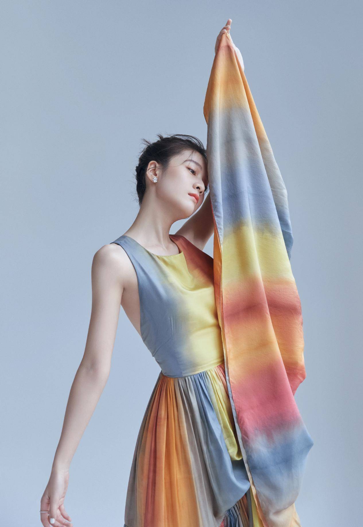 原创张雪迎彩虹裙太耀眼如丝长裙灵动飘逸不愧是气质小花