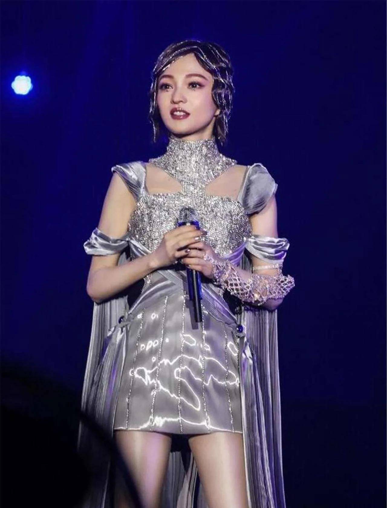 对比张韶涵坚定的爱国之心,小众歌手田馥甄真的"太小众"了_内地_作品