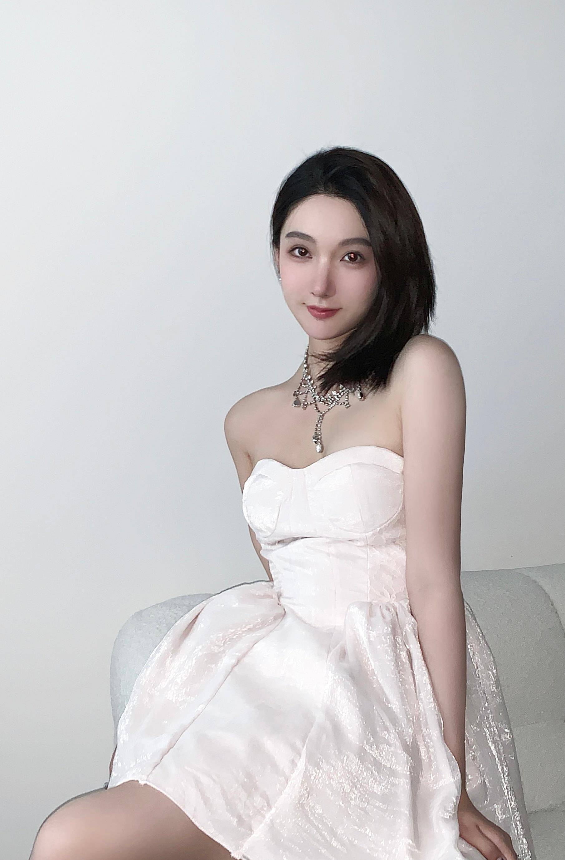 都美竹一席白色抹胸短裙,仙气飘飘女神范十足,网友直呼姐姐好美_不
