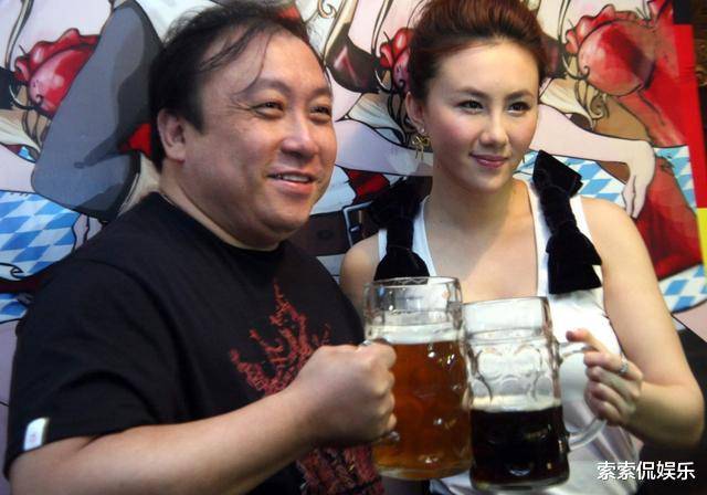 她在2011年的时候跟婷美总裁周磊走入婚姻之中,并且还邀请王晶担任