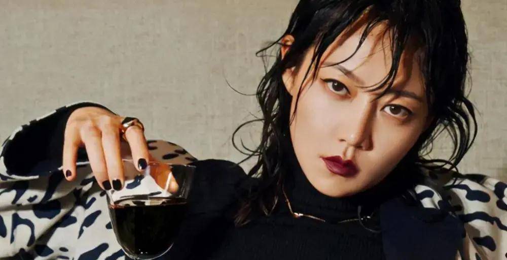 时常拿自己的副业来打掩护,开了服装店就说自己是设计师,和艺术家杨东