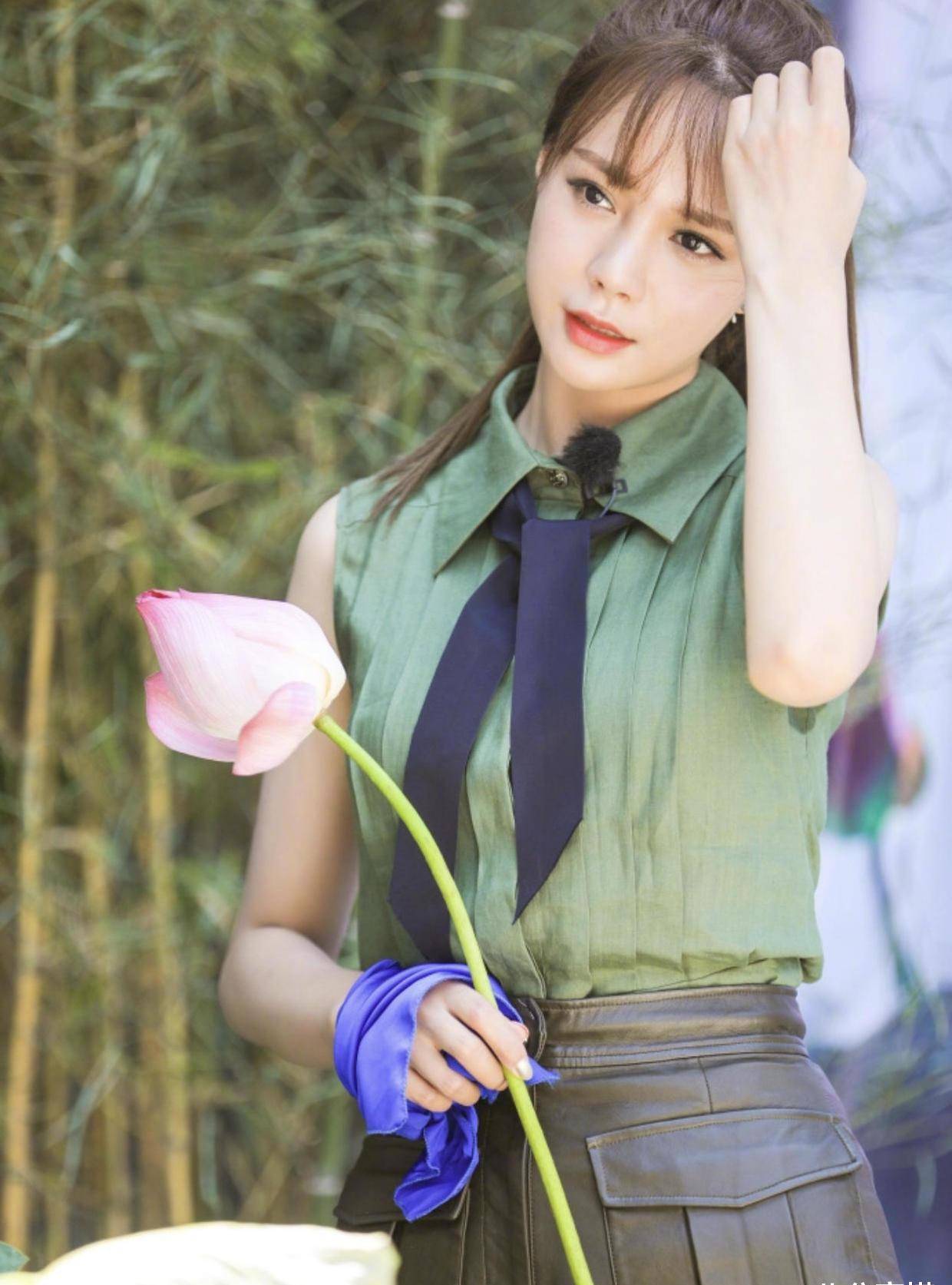 原创沈梦辰真会穿绿色无袖上衣搭配短裤清爽简约修长美腿不输超模