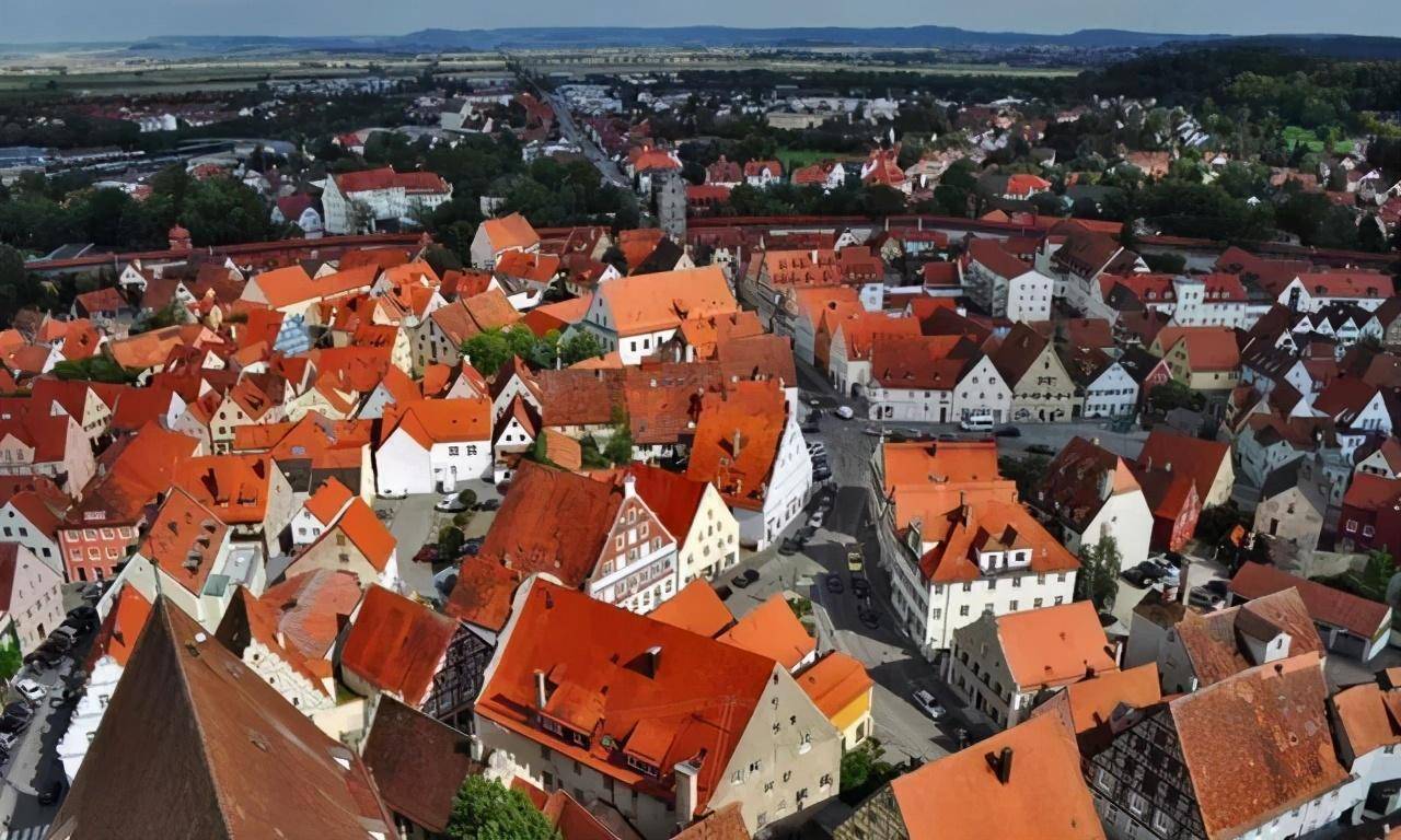 这个小镇就是德国巴伐利亚州的纳德林根小镇