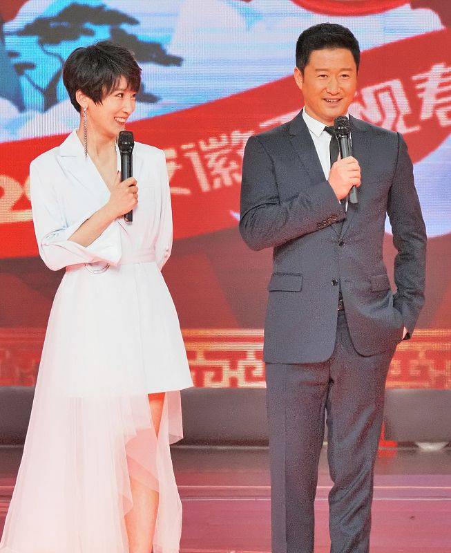 谢楠原来也有这么女人味的时候,穿白裙优雅知性,盯着吴京真娇俏