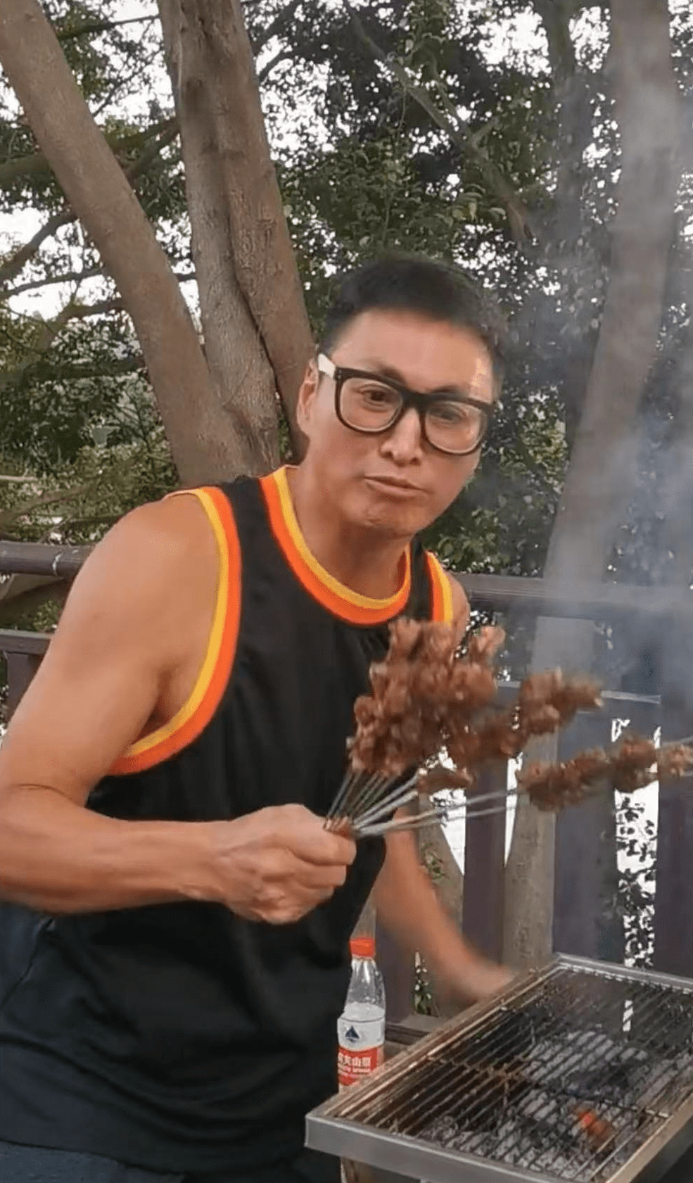 港星何家劲在广东摆摊卖烧烤,身材健硕黑到发亮,被烟熏得直咧嘴_展昭