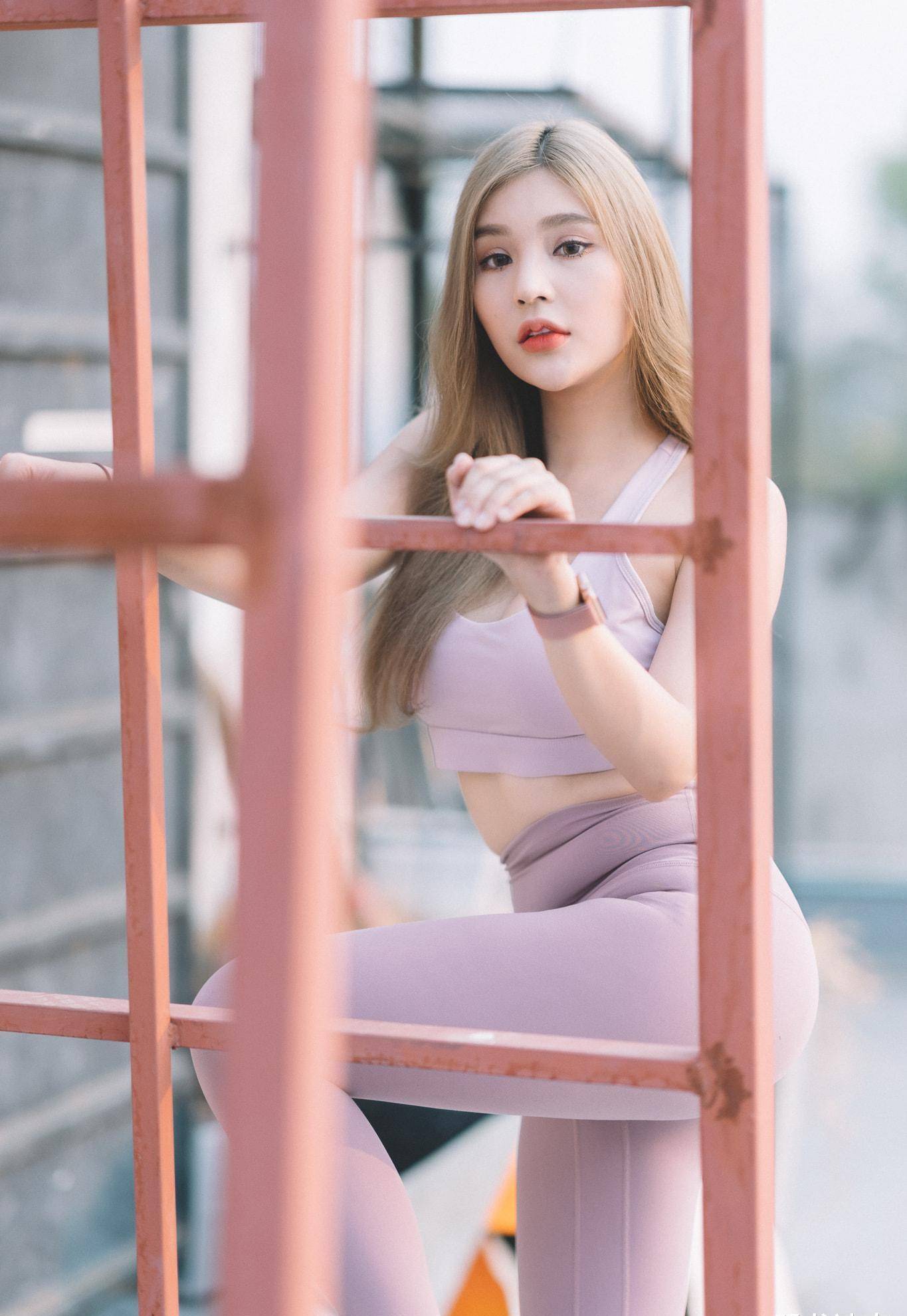 高颜值的模特,微胖的身材穿上瑜伽裤,不仅活力满满,而且时尚迷人_美女