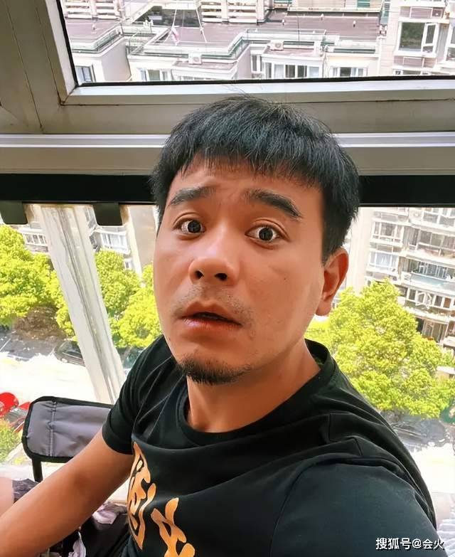Пытался добиться интима во время езды на мотоцикле при остановках на светофорах: Китайского актера мюзиклов в Сети обвинили в сексуальных домогательствах