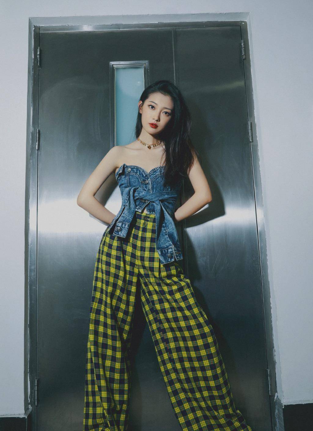 田依桐不愧是唐嫣看中的人,蓝色衬衫半截裤,清新中透着少女感_时尚