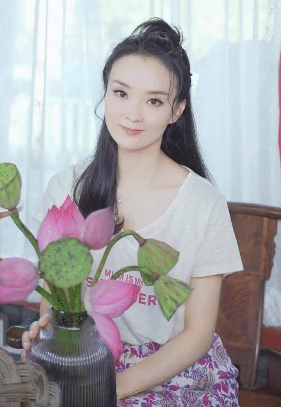 48岁王艳生图引热议眼窝加深显老态豪宅靠近故宫院子里种荷花