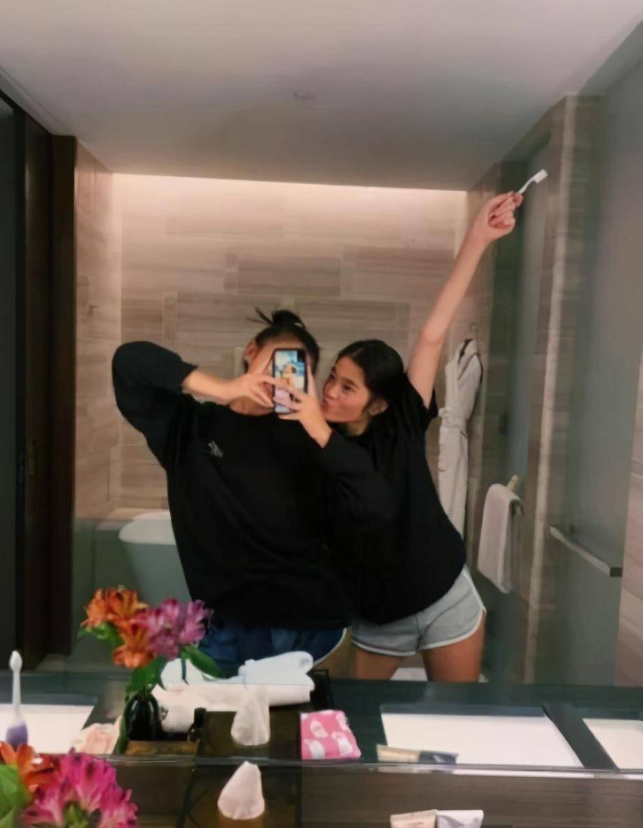 这个久未露面的小公主,一出席活动,立马成为了众人关注的焦点.